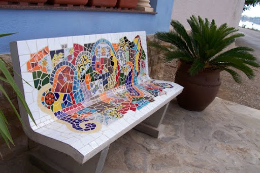 bancos de piedra para exterior decorados con mosaicos
