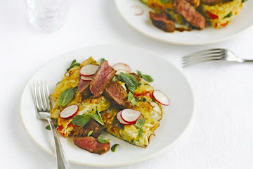 Hoisin beef with crispy noodle cake