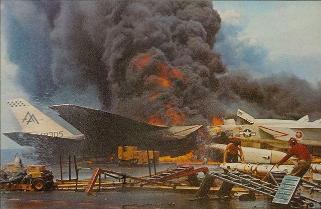 [800px-USS_Forrestal_fire_RA-5Cs_burning_1967[2].jpg]