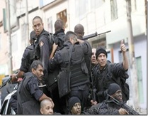 Policiais do Bope se preparam para entrar no Complexo do Alemão [Foto - Marcelo de Jesus - UOL][6]