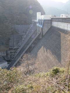 Vista del terraplén aguas abajo desde la orilla izquierda