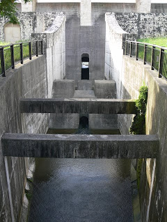 下流の橋より導流部を望む