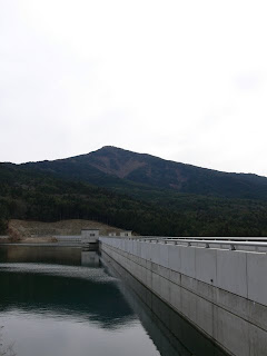 Vue de la digue côté lac du barrage depuis la rive droite