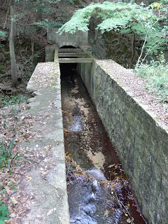 从天王谷河（Tennozani River）引水的导流暗渠（下方有泄洪道和多层交叉口）。