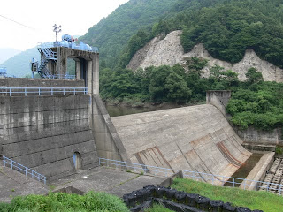 右岸下流より堤体を望む