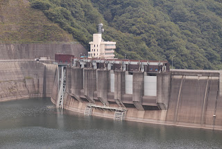 右岸道路より洪水吐を望む