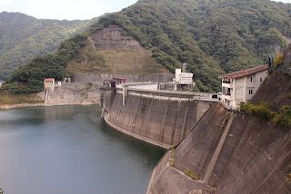 右岸のトンネルの手前よりダム湖側の堤体を望む
