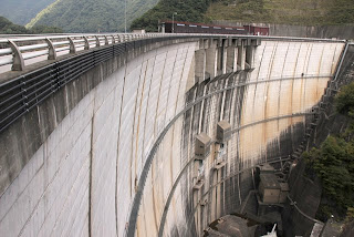 右岸より堤体を望む