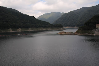 右岸ダムサイトよりダム湖を望む