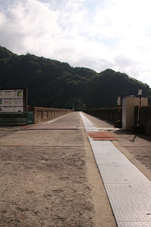 右岸より天端を望む