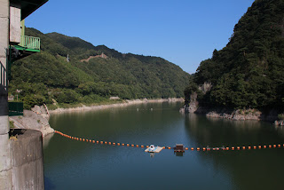 左岸寄りの天端よりダム湖を望む