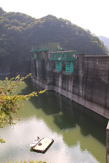 右岸よりダム湖側の堤体を望む
