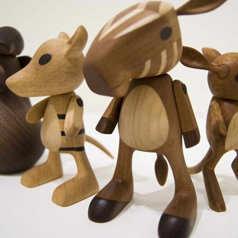 Mainan kayu buatan tangan haiwan-haiwan yang telah pupus.