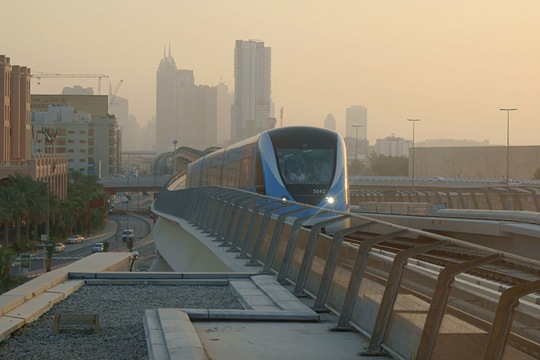800px-Metro_Dubai_001