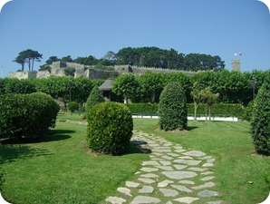 Jardins no entorno da Fortaleza de Monte Real