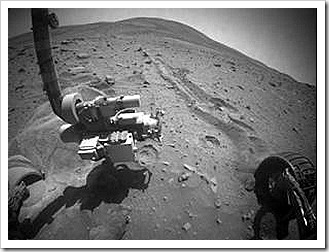 A única roda livre do Spirit não funciona. As outras 5 estão enterradas nas areias de Marte.