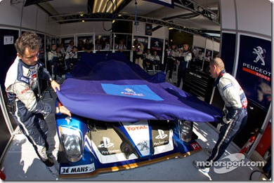 04-11.06.2010 Le Mans, France, #3 Peugeot Sport Total Peugeot 908 out of the race with major suspension problem