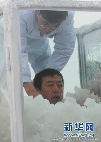 [ChinaicemanbrokeworldrecordslongestimmersedinicedutchWimHoficebathwithstandextremecoldness1[3].jpg]