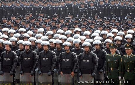 [cool_amazing_odd_fun_weird_anti-terrorism-police-china_200907231804211858[2].jpg]