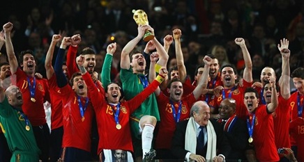 Casillas levantando la Copa del Mundo 2010-2