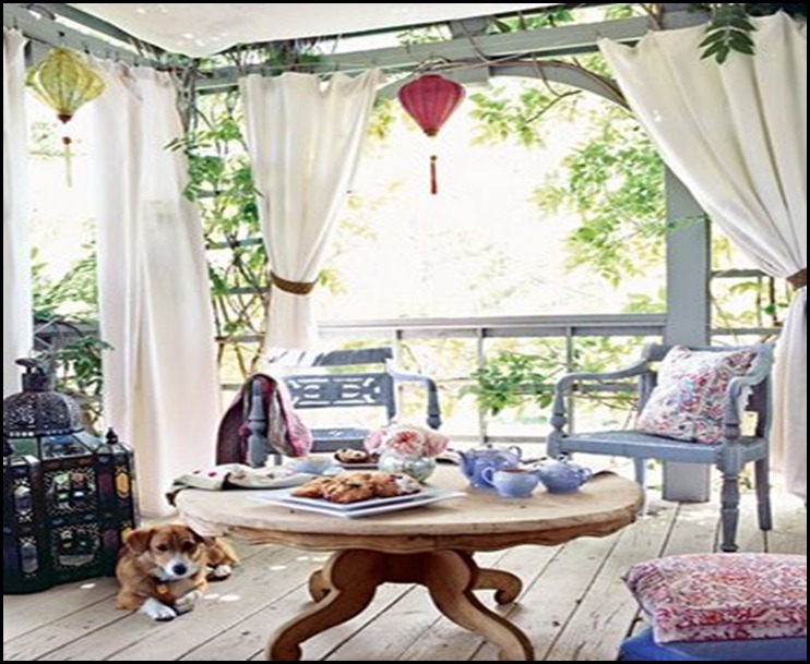 outdoor_dining_porch_curtains_white_grey_moroccan_lantern_blue_natural_red_summer_perfectlycontent_photos_Michael_Skott_tradtional_home[1]