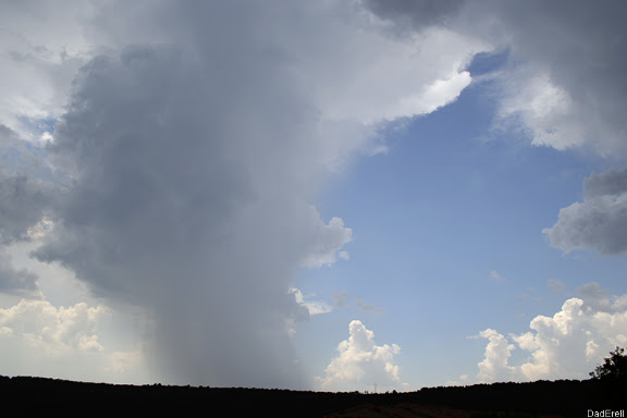 Nuage d'orage, pluie et ciel bleu en Provence