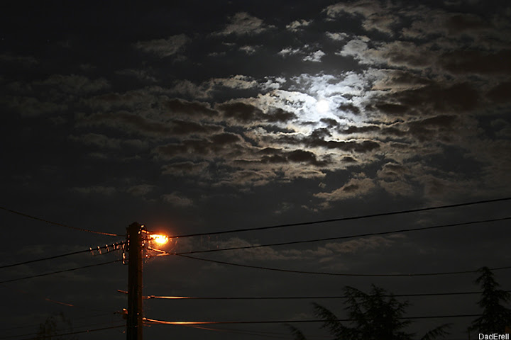 Lune, nuages et lampadaire.