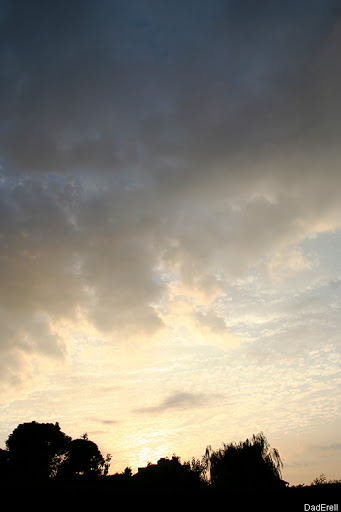 Soleil et nuages au matin.