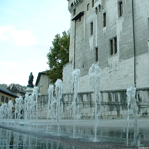 Jets d'eau devant le château de Chambéry