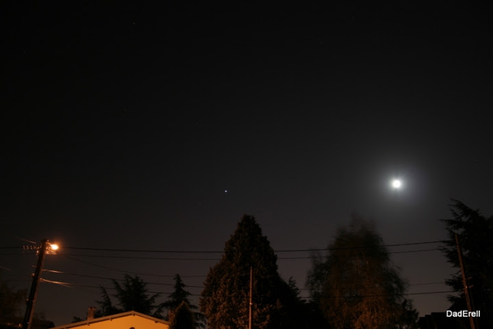 Lampadaire, étoile et lune.