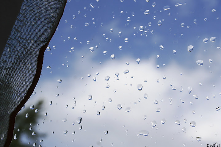 Gouttes d'eau sur une vitre après la pluie. Gouttes d'eau sur une vitre après la pluie.