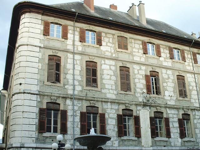 Façade d'immeuble à Chambéry.