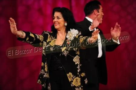 La mamá de Fort -Marta- saluda en el centro del estudio. 2.JPG