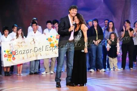 Tinelli abraza a Patricia después de cantar..JPG