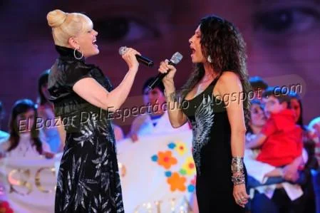 Patricia y Valeria cantan juntas Aprender a volar. 2.JPG