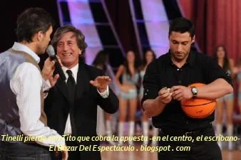 Tinelli pierde con Tito que cobra la apuesta -en el centro, el escribano-.JPG