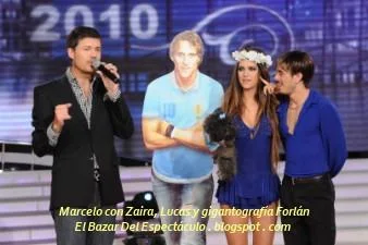 Marcelo con Zaira, Lucas y gigantografía Forlán.JPG