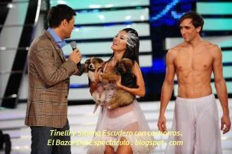 Tinelli y Silvina Escudero con cachorros..JPG