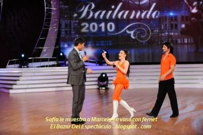 Sofia le muestra a Marcelo un vaso con fernet.JPG