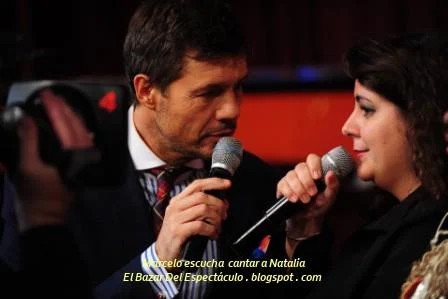 Marcelo escucha cantar a Natalia.JPG