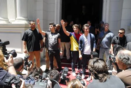 Los JOnas saludan 2.png