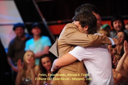 Peter, Emocionado, Abraza A Tinelli.jpg