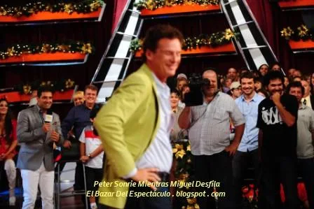 Peter Sonrie Mientras Miguel Desfila.jpg