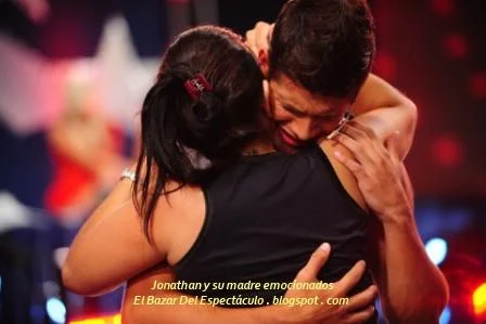 Jonathan y su madre emocionados.JPG