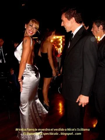 M¢nica Farro le muestra el vestido a Nicolas Scillama.JPG
