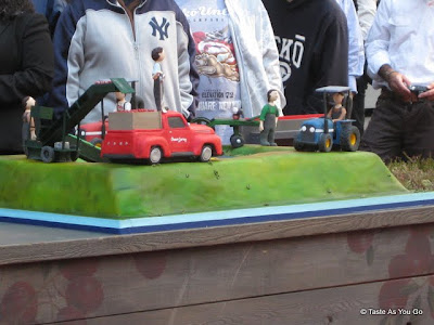 Ocean-Spray-Cake-Charm-City-Cakes-Duff-Goldman-tasteasyougo.com