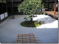 Kennin-ji garden of fundamental shapes