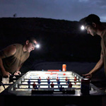 Canadian soldiers play table football under flashlights at a military outpost near the village of Bazaar e Panjwaii, in the Panjwaii district of Kandahar province August 8, 2010.  REUTERS/Bob Strong  (AFGHANISTAN - Tags: CONFLICT MILITARY)øÌܗ㺥Ǵ˛