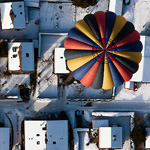 A balloon flies during the International Hot Air Balloon Week in Chateau-d\'Oex January 23, 2010. Over 80 balloons from 15 countries are participating in the ballooning event in the Swiss mountain resort famous for ideal flight conditions due to an exceptional microclimate. REUTERS/Valentin Flauraud (SWITZERLAND - Tags: TRANSPORT SOCIETY IMAGES OF THE DAY)ƣ9⳦ẕŷ
