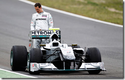 Schumacher guarda la sua Mercedes